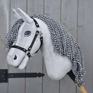 Hobby Horse Caesar avec licol noir de LarDen, tête en peluche gris clair à crinière torsadée noire et blanche en fil