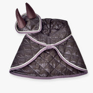 Ensemble Thermo Chocolate pour Hobby Horse de LarDen : couverture et bonnet d’oreilles matelassés marron foncé, bordure vieux rose et dorée
