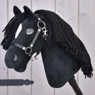 Hobby Horse Cloony avec licol noir de LarDen, tête en peluche noire avec étoile blanche et longue crinière noire en fil