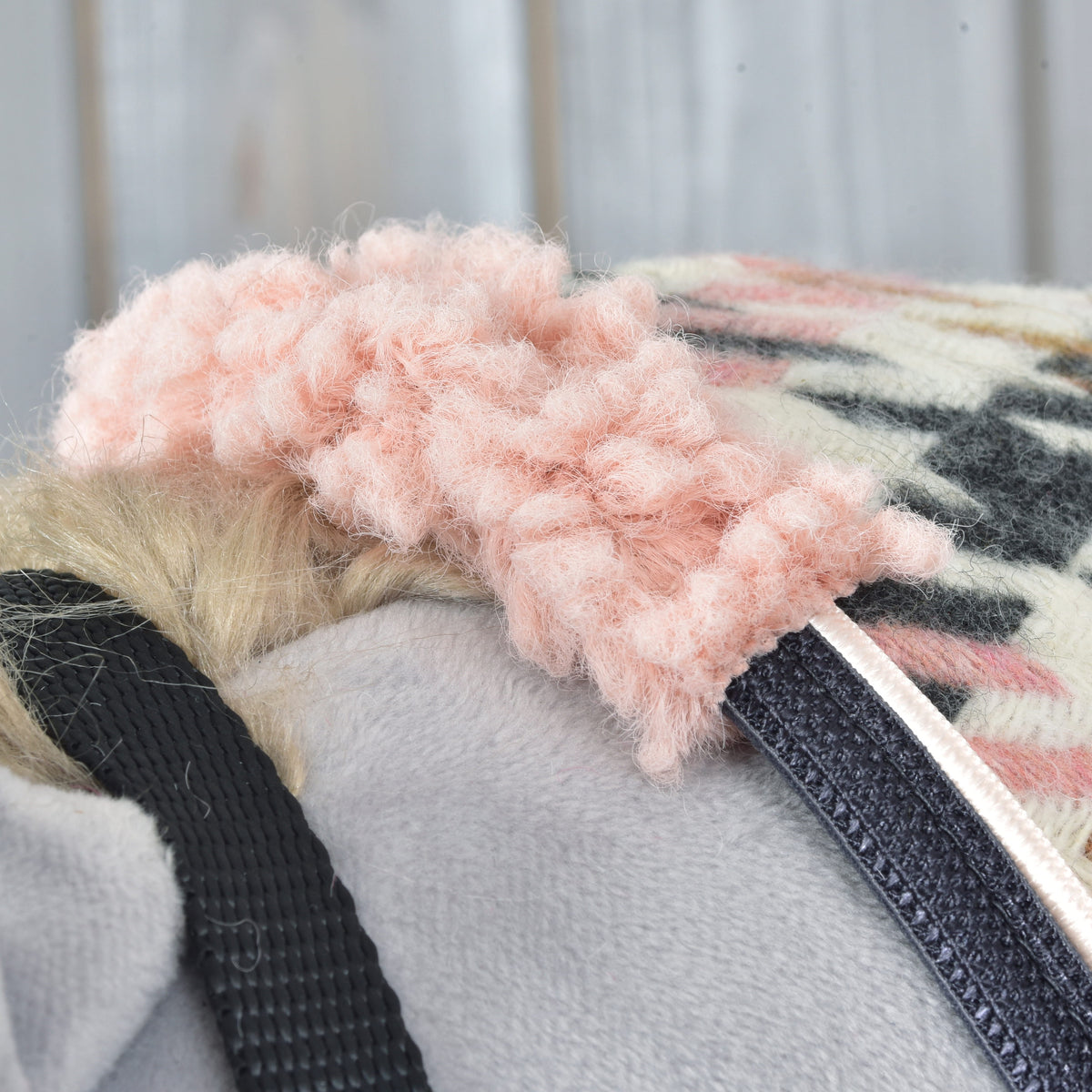 Gros plan sur le col en polaire bouclée rose et le motif pied-de-poule de la couverture d'écurie Country Rose sur un Hobby Horse gris