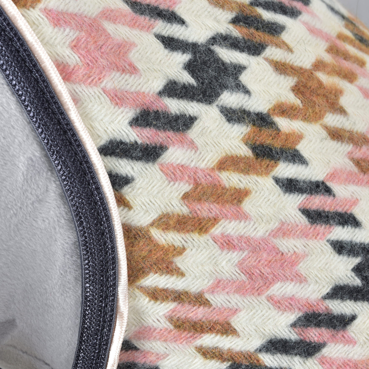 Couverture d'écurie Hobby Horse Country Rose de près, motif pied-de-poule crème, rose, marron et gris et bordure foncée
