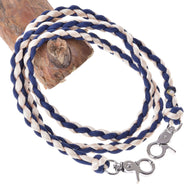 Teugels Cremo/Blue van LarDen voor Hobby Horse, gevlochten koord in marineblauw en crème met twee zilveren musketonhaken, op een tak