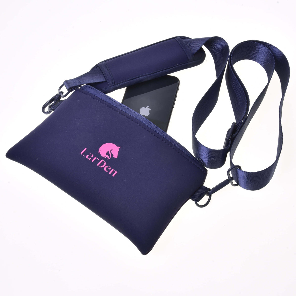 Sac en bandoulière Hobby Horse sous un autre angle, un smartphone dans la fermeture du haut et une épaulière rembourrée sur la sangle