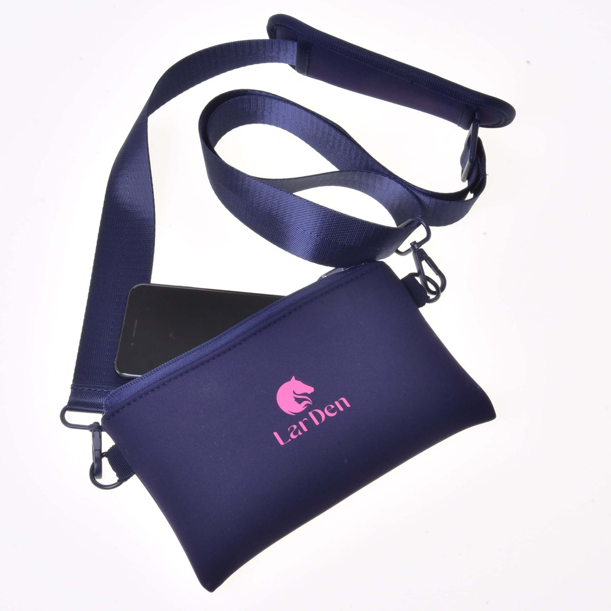 Sac en bandoulière Hobby Horse de LarDen en néoprène bleu marine avec logo rose à tête de cheval, large sangle et téléphone qui dépasse