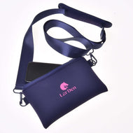 Hobby Horse crossbody tas van LarDen van marineblauw neopreen met roze paardenhoofdlogo, brede band en een telefoon die eruit steekt