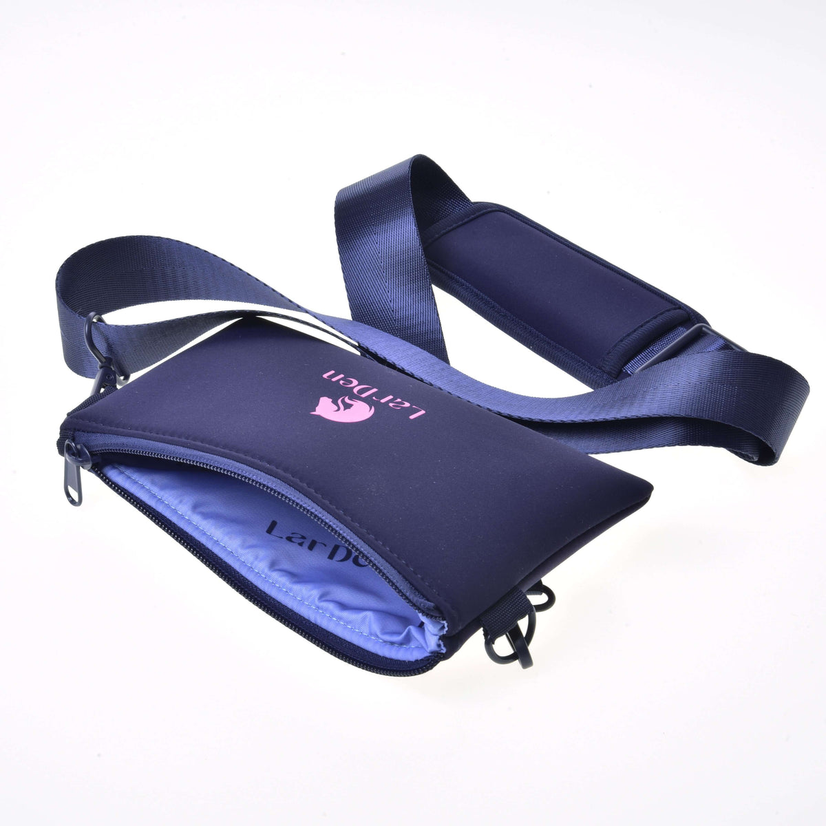 Sac en bandoulière Hobby Horse ouvert, laissant voir la doublure lilas imprimée du nom LarDen