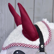 Oreilles bordeaux et bordure vichy rouge du bonnet d’oreilles en sherpa blanc sur un Hobby Horse gris au licol noir