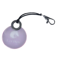Hobby Horse sleutelhanger rond LarDen, een lichtlila reflecterende schijf met wit paardenhoofdlogo, zwart koord en zilveren karabijnhaak
