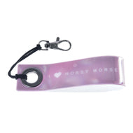 Achterkant van de roze reflecterende sleutelhanger met witte opdruk I ♥ Hobby Horse, zwart koord en zilveren karabijnhaak