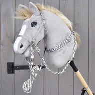 Grijze Hobby Horse met witte bles in de complete Set Start zilver: grijs halster, cordeo om de hals, teugels en halstertouw