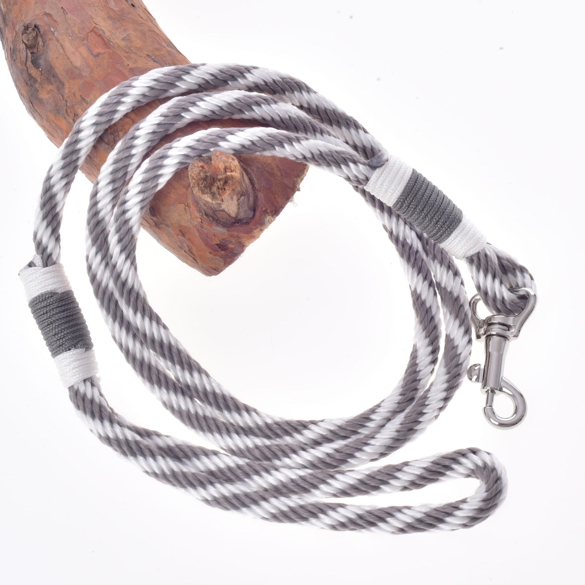 Lead rope from the Set Start Silver in grey and white twisted rope with a hand loop and snap hook, coiled over a branch