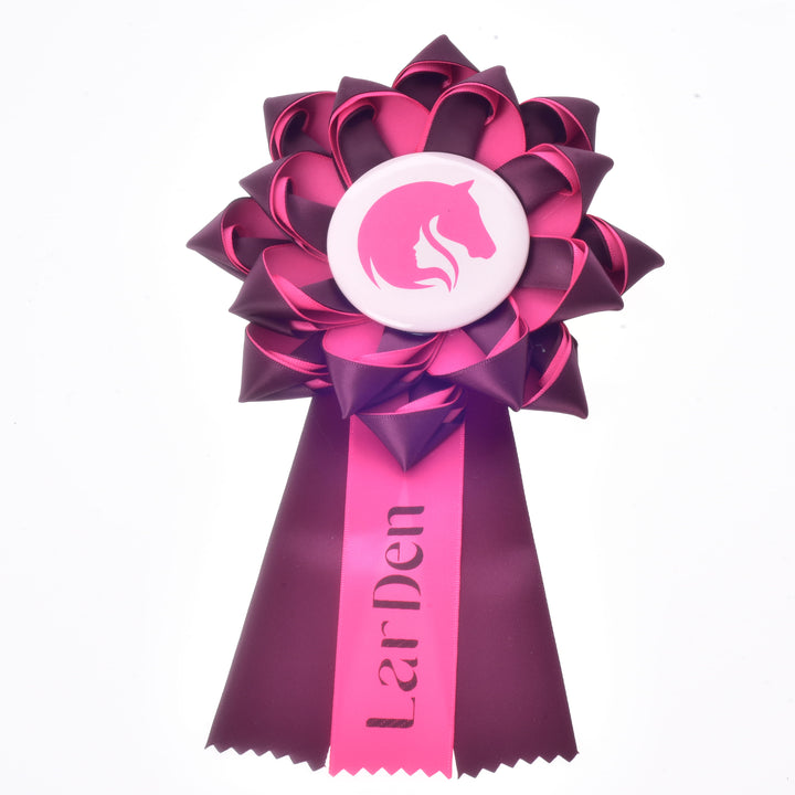 Ruban pour Hobby Horse Raspberry Rose de LarDen, cocarde en satin bordeaux et rose vif avec badge tête de cheval et trois rubans