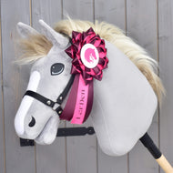 Ruban pour Hobby Horse Raspberry Rose sur le licol noir d’une tête grise en peluche, LarDen imprimé sur le ruban central rose