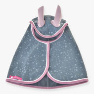 Imperméable Best pour Hobby Horse de LarDen déplié vu de dessus, gris ardoise à pois clairs, oreilles vieux rose et bordure rose