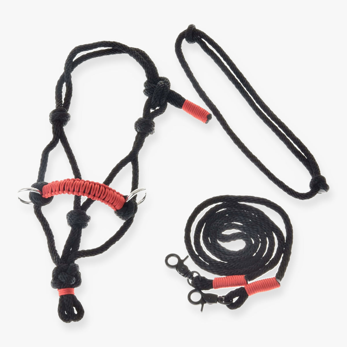Touwset Spark van LarDen voor Hobby Horse: zwarte touwhalster met rood gevlochten neusriem, cordéo en teugels met zwarte musketons