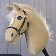 Hobby Horse Dancing Lady avec licol noir de LarDen, tête en peluche beige sable avec étoile blanche et crinière crème duveteuse