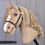 Hobby Horse Bren met zwart halster van LarDen, lichtbruin pluche hoofd met witte bles en bruin-crème manen van garen