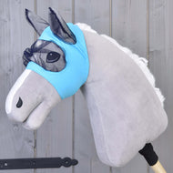 Hobby Horse Vliegenmasker van LarDen van lichtblauwe stretchstof met marineblauw gaas over ogen en oren op een grijs hoofd