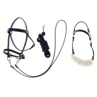 Hobby Horse Set Basic van LarDen: zwart hoofdstel met teugels, opgerold zwart halstertouw en zwart halster met crème bont op de neusriem