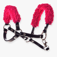 Hobby Horse Zwart halster met roze bont van LarDen van kunstleer, krullend felroze bont op neusriem en kopstuk
