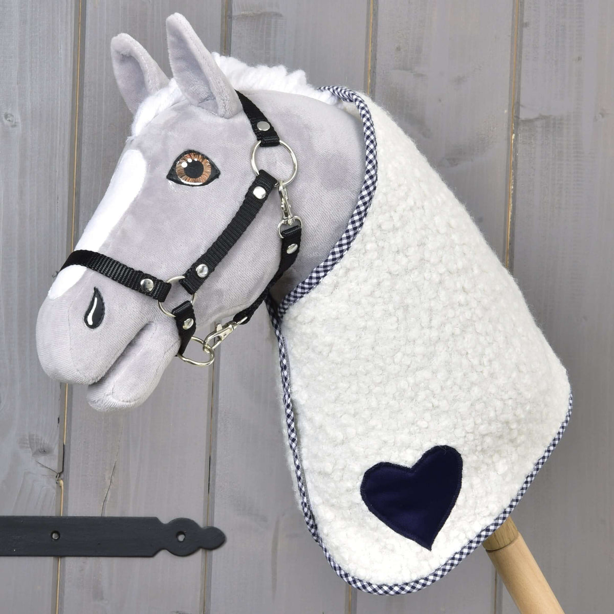 Lichtgrijze Hobby Horse met zwart halster in de deken cube blauw met marineblauw hart en geruite bies