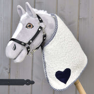 Lichtgrijze Hobby Horse met zwart halster in de deken cube blauw met marineblauw hart en geruite bies