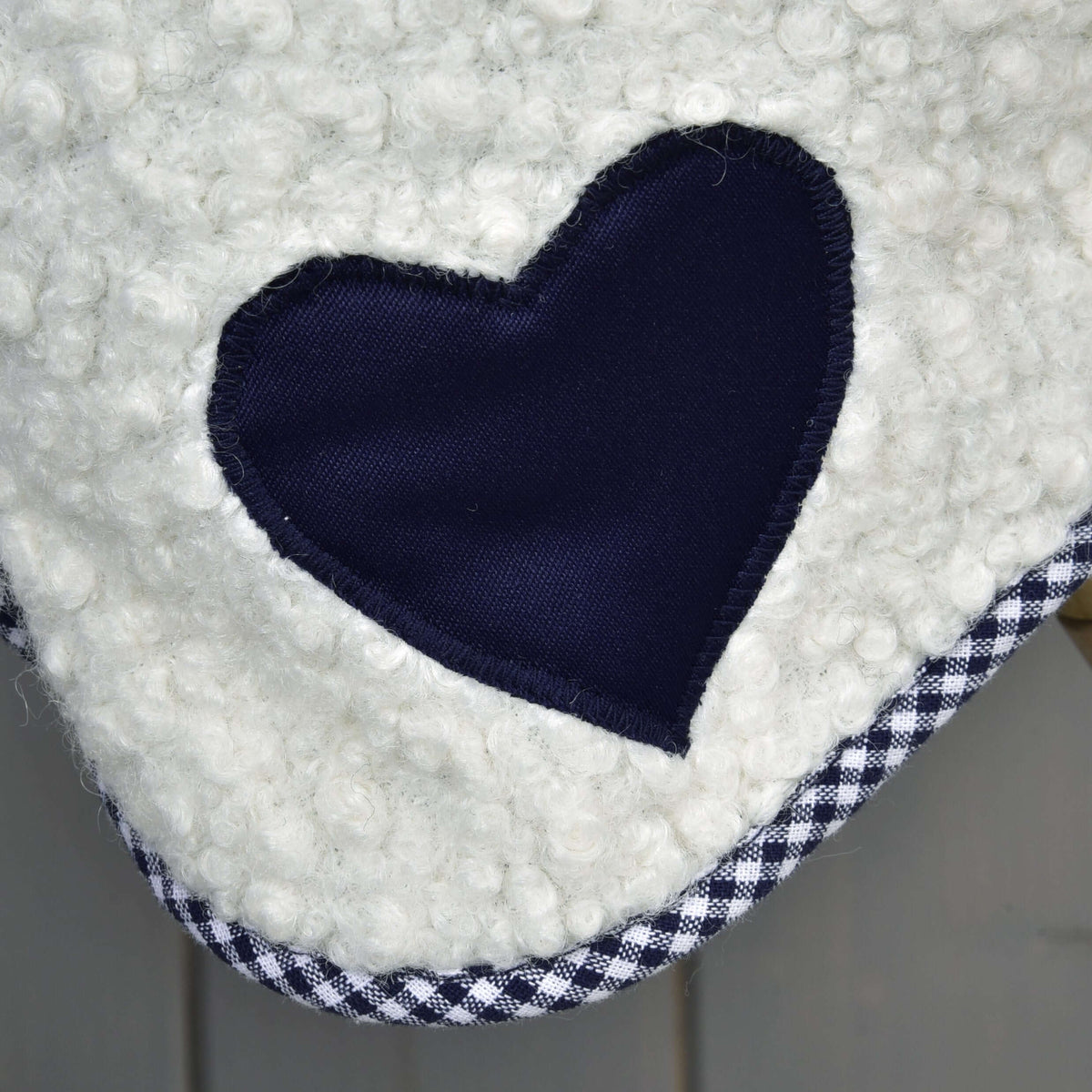Close-up van het marineblauwe hart met zigzagsteek op de deken cube blauw voor Hobby Horse