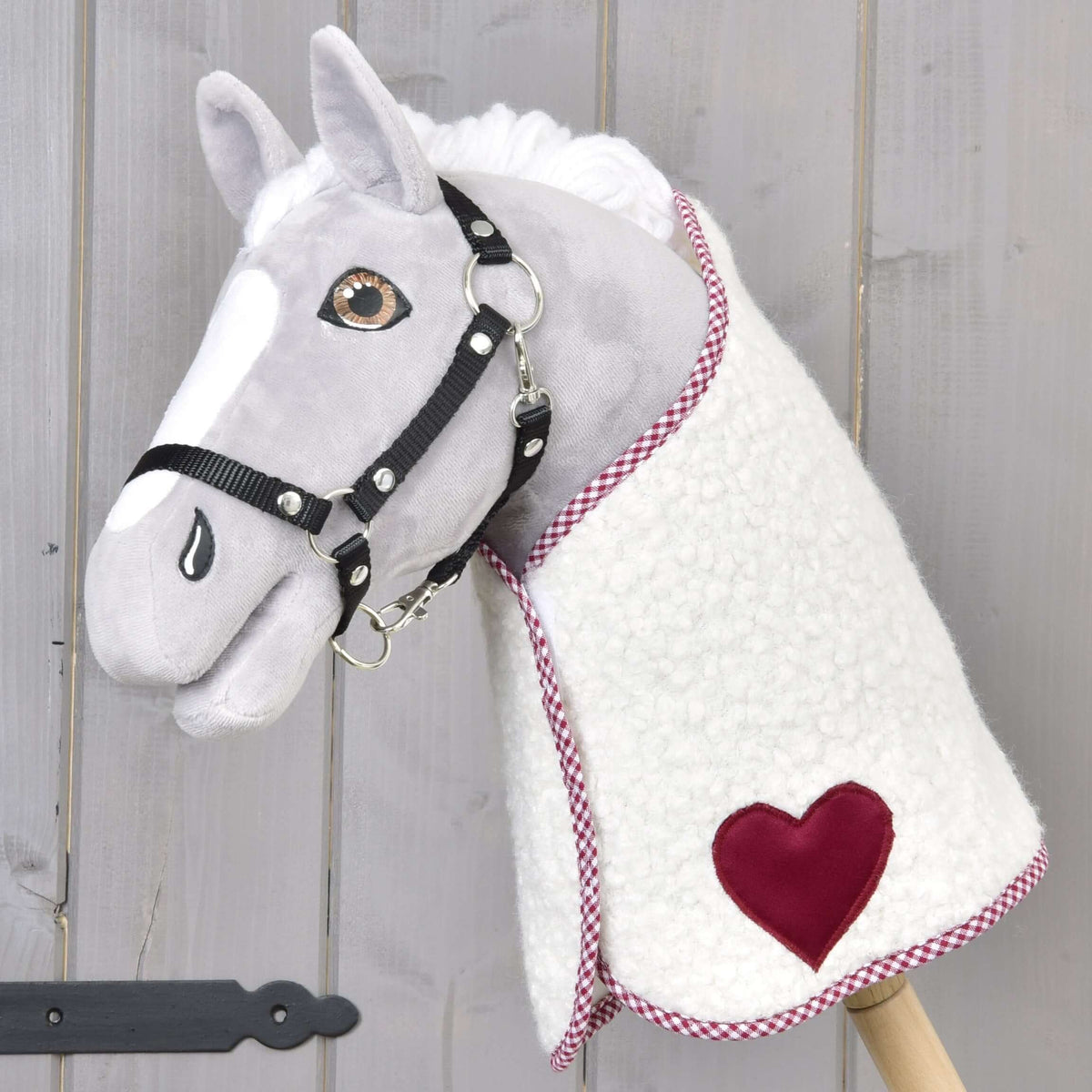 Lichtgrijze Hobby Horse met zwart halster in de deken cube rood met bordeauxrood hart en geruite bies