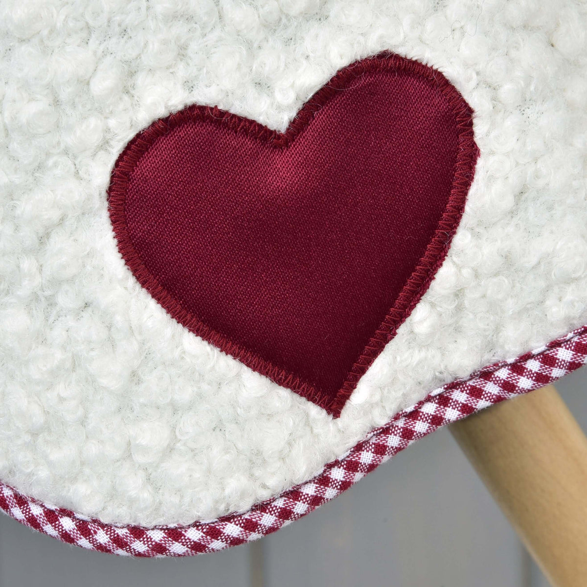 Close-up van het bordeauxrode hart met zigzagsteek op de deken cube rood voor Hobby Horse