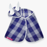 Hobby Horse Set Blue Cube van LarDen: blauw-wit geruite deken en oornetje met witte oren en witte bies