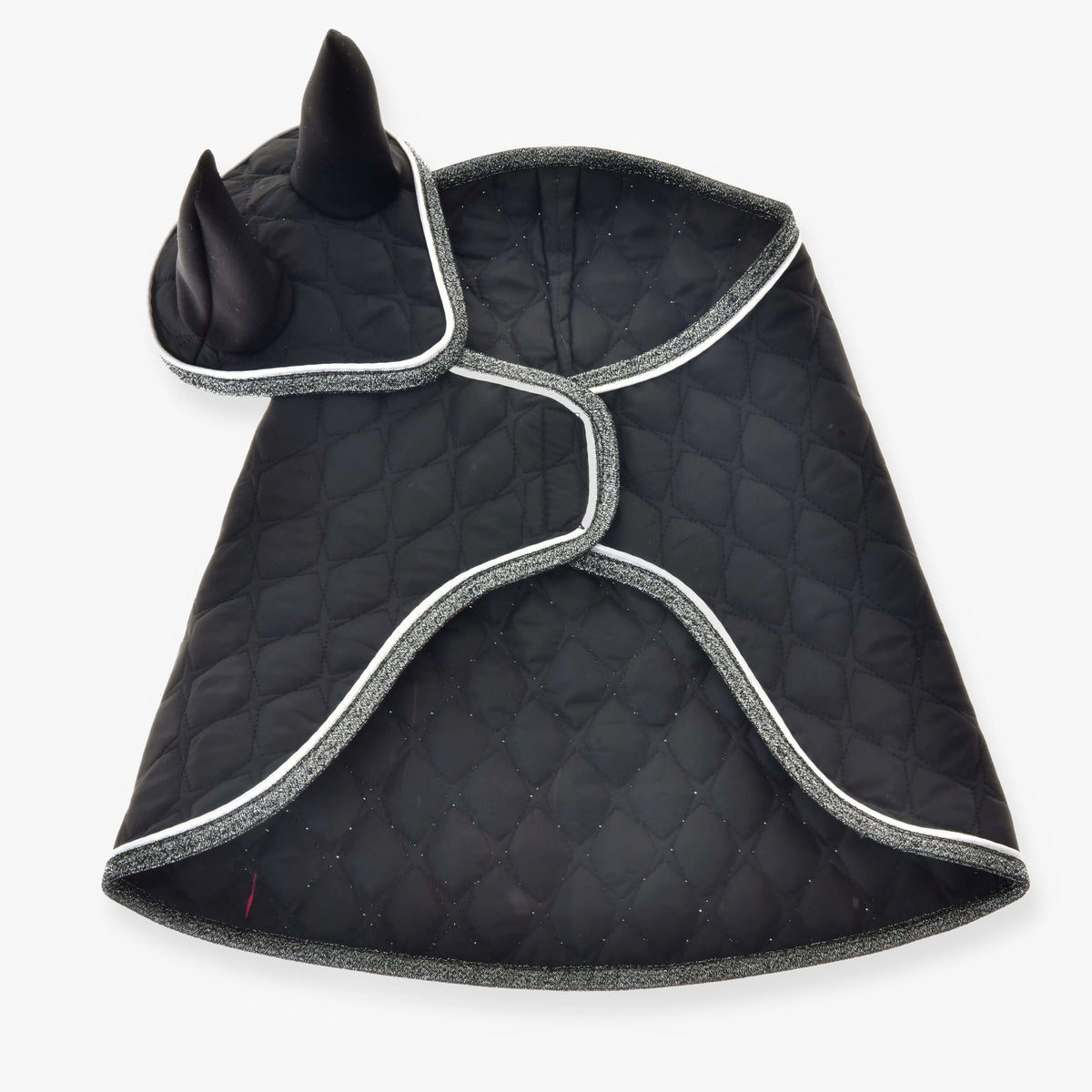 Hobby Horse Set Thermo Black Queen van LarDen: zwarte gewatteerde deken en oornetje met glinsterende zilveren rand