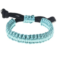 Hobby Horse Armband Turquoise van voren, glanzend turquoise koord in platte knopen met zwarte uiteinden