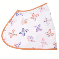 Zijaanzicht van de deken Butterfly voor Hobby Horse, plat neergelegd: wit softshell met oranje en paarse vlinders en roestkleurige rand