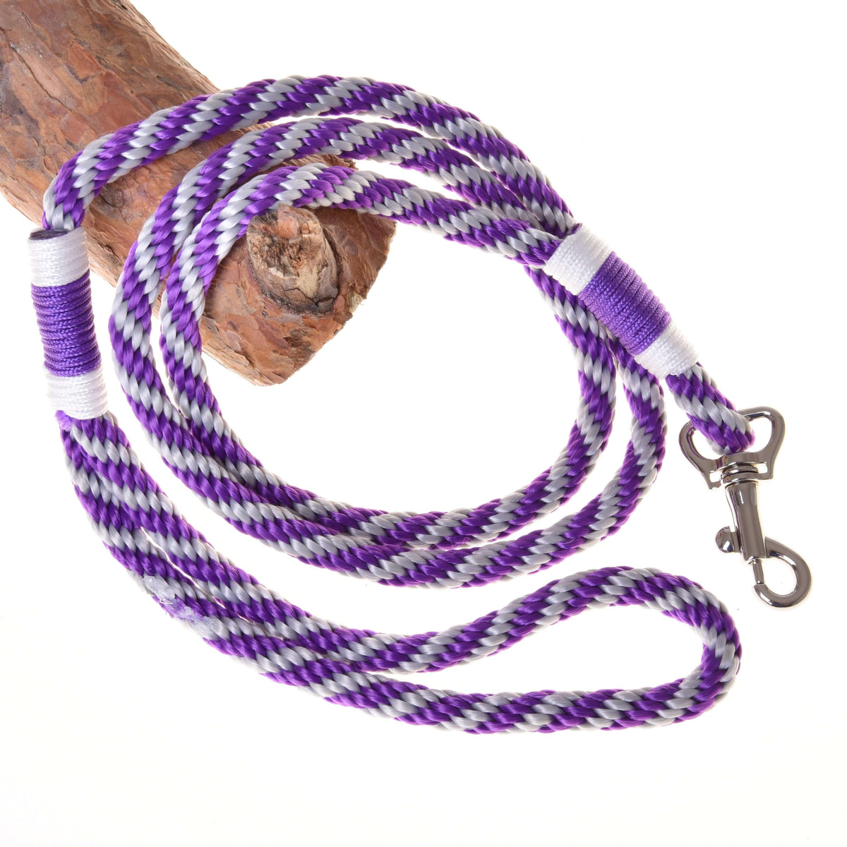 Halstertouw voor Hobby Horse uit de Set Start paars van paars-grijs gedraaid touw met witte omwikkeling en musketon, over een tak