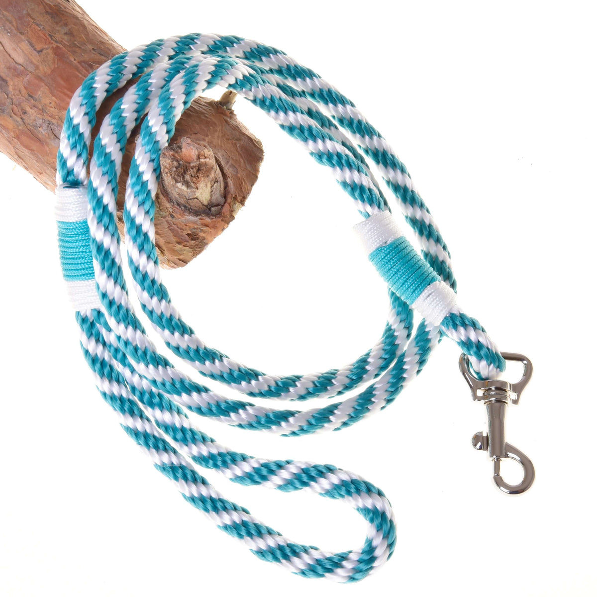 Longe torsadée turquoise et blanc pour Hobby Horse avec boucle de main et mousqueton argenté, sur une branche