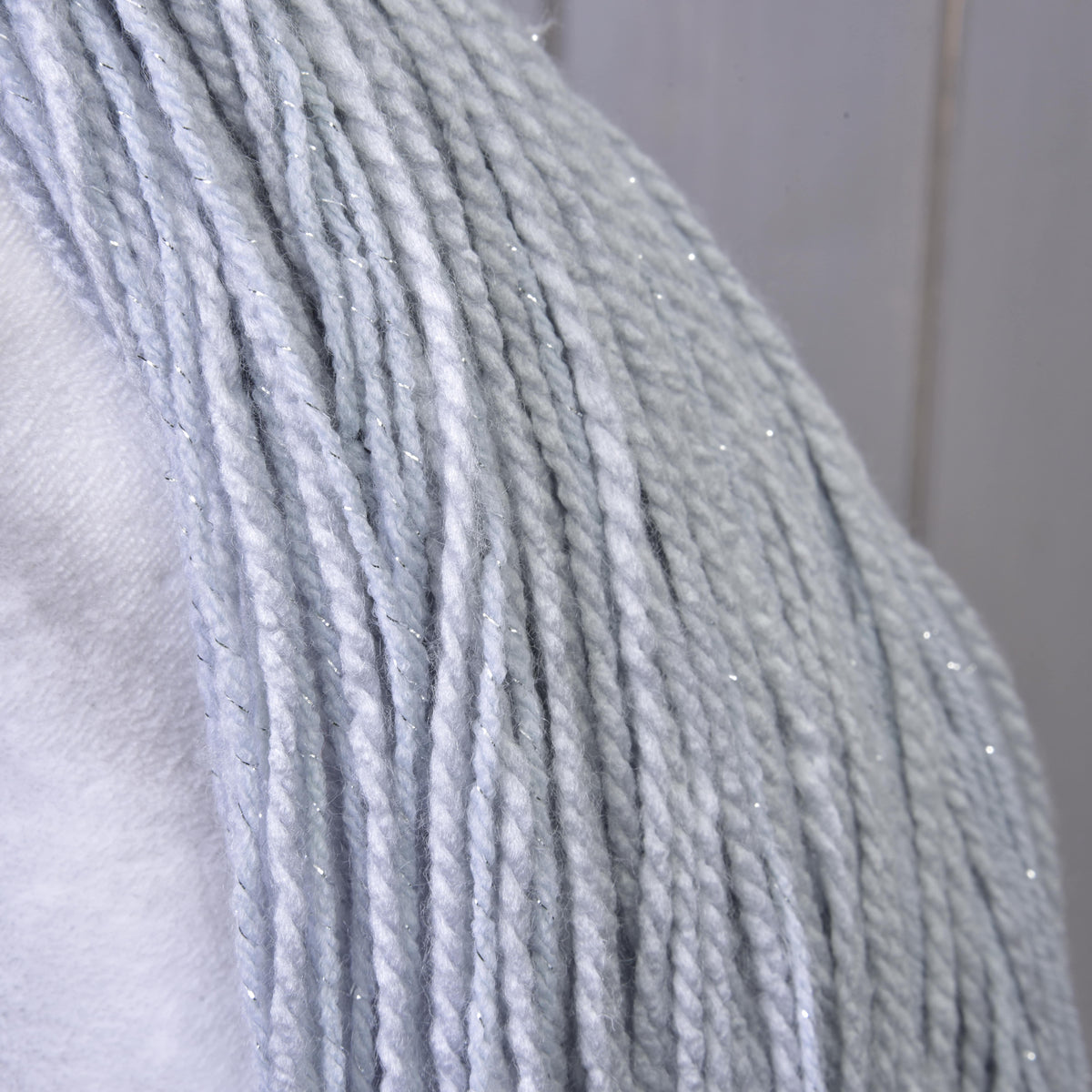 Détail de la crinière gris clair en fil du Hobby Horse Licorne Silver : mèches torsadées avec un fin fil argenté pailleté