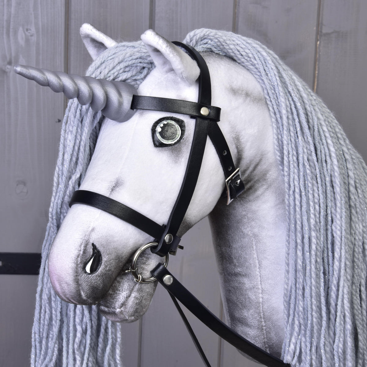 Hobby Horse Licorne Silver avec Bride et Licol de LarDen, blanche avec corne argentée et longue crinière grise en fil
