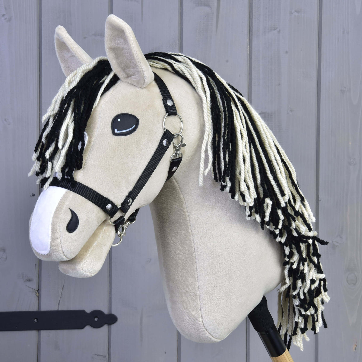 Hobby Horse Aurora avec licol noir par LarDen, tête en peluche crème avec liste blanche et crinière en fil noir et blanc