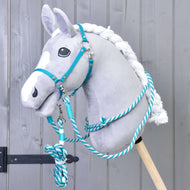 Grijze pluche Hobby Horse met de turquoise halster, cordéo van turquoise-wit touw en opgerold halstertouw