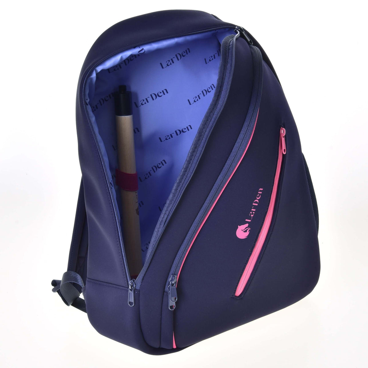 Compartiment principal ouvert du sac à dos Hobby Horse, doublure lilas imprimée LarDen et un bâton rangé à l’intérieur