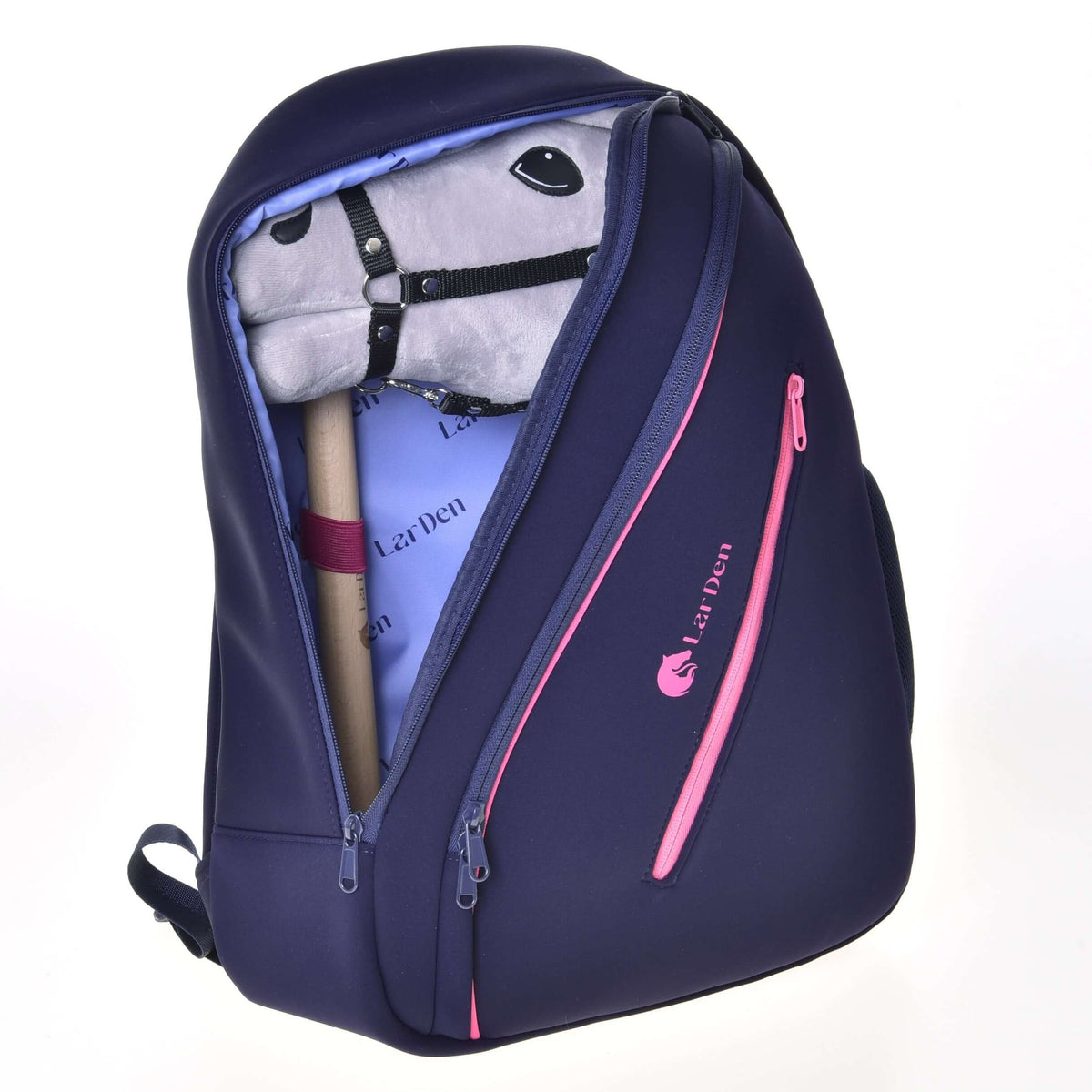 Sac à dos Hobby Horse ouvert avec une tête de cheval en peluche grise et licol noir rangée dans le compartiment doublé lilas