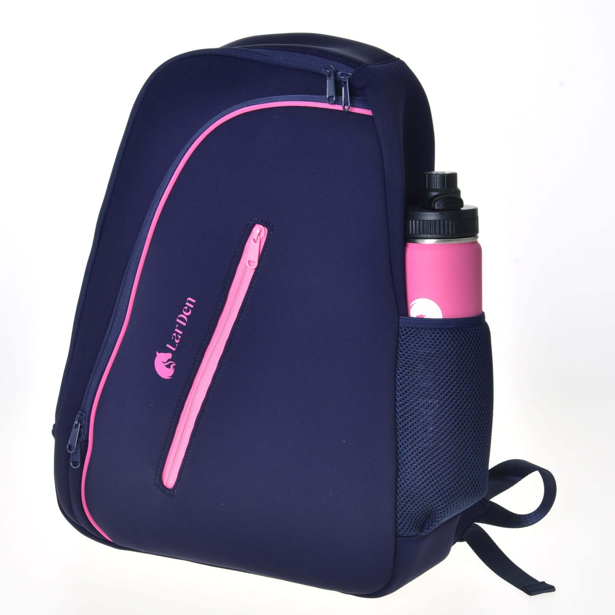 Sac à dos Hobby Horse avec une gourde rose dans la poche latérale en filet, poche zippée rose et logo à l’avant