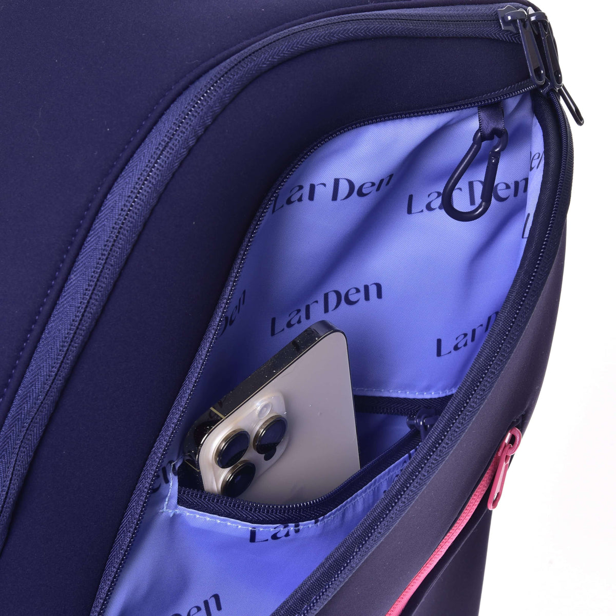 Smartphone glissé dans la poche intérieure du compartiment avant du sac à dos Hobby Horse, doublure lilas à lettres sombres
