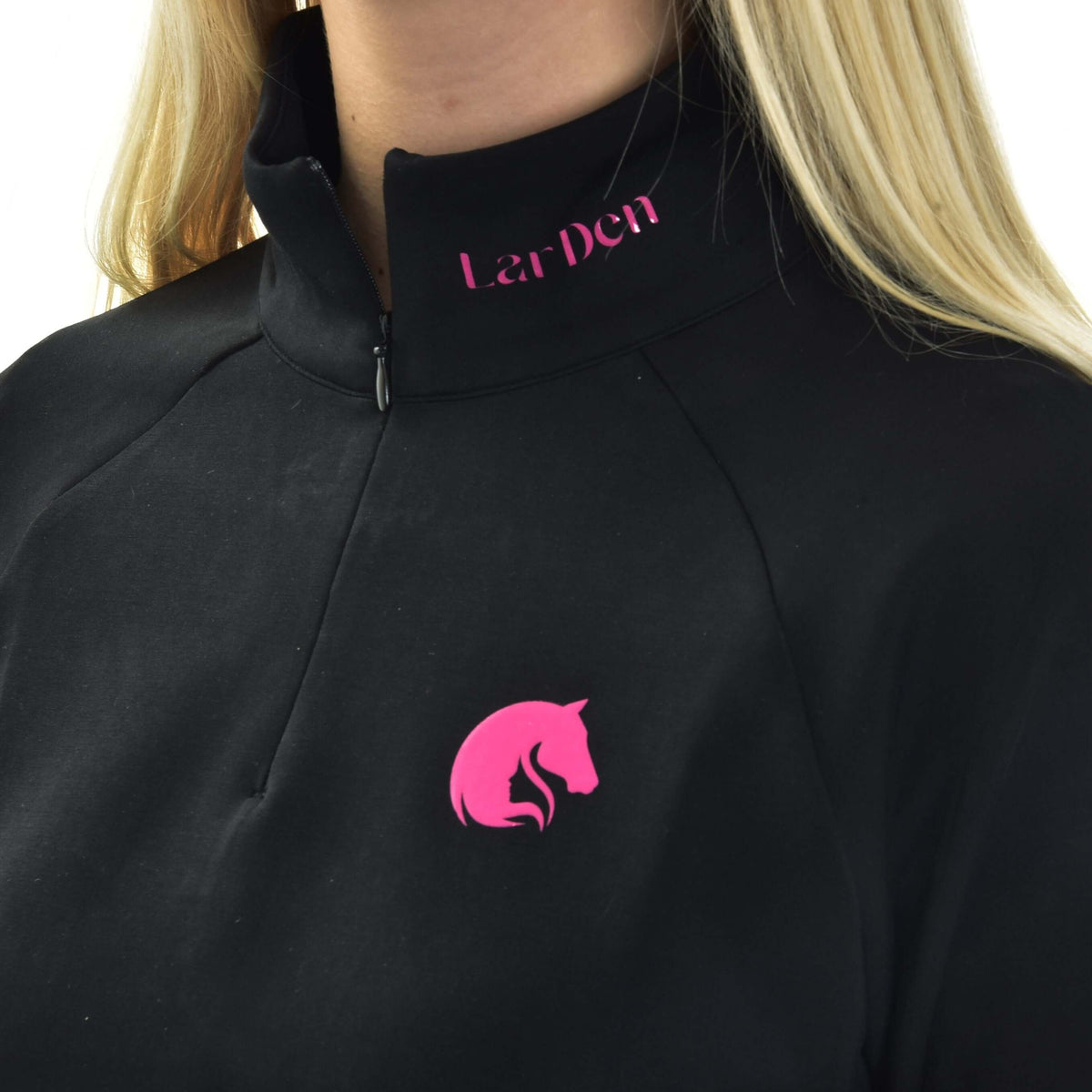 Close-up van de Hobby Horse LarDen sweatshirt bij een meisje: opstaande kraag met rits, roze letters en roze paardenlogo