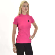 Hobby Horse T-Shirt LarDen Roze gedragen door een blond meisje, een getailleerd sportshirt met korte rits en zwart paardenhoofdlogo