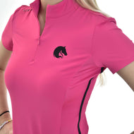 Close-up van het roze Hobby Horse T-shirt bij een meisje: zwart paardenhoofdlogo, korte rits en gaaspaneel opzij met zwarte bies