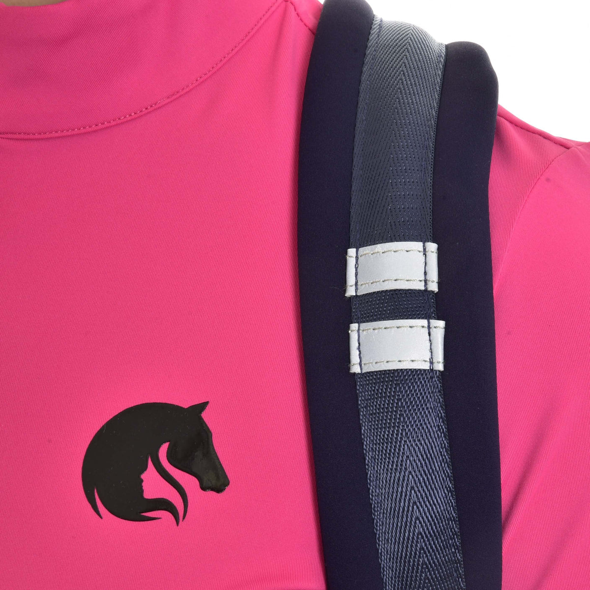 Gros plan d’une bretelle rembourrée du sac à dos Hobby Horse à deux bandes réfléchissantes sur un haut rose au logo noir cheval