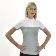 Hobby Horse T-Shirt LarDen Premium gedragen door een blond meisje, wit bovenpand en lichtgrijs onderpand met korte rits aan de kraag