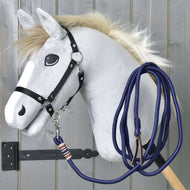 Grijze Hobby Horse met zwart halster en de marineblauwe Longeerlijn vastgeklikt en losjes over de hals gelegd