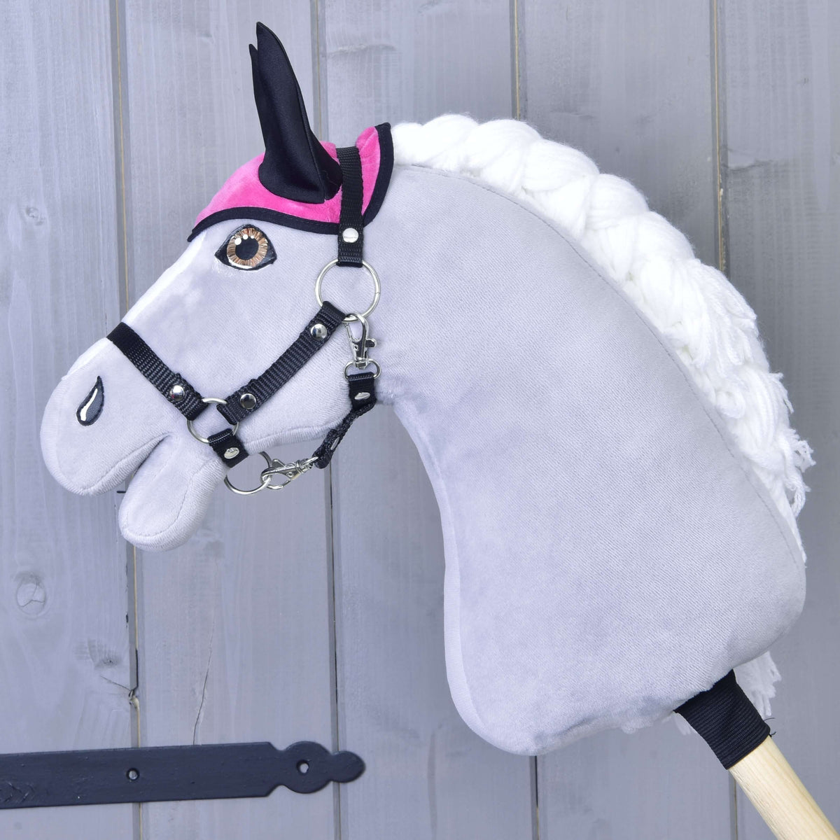 Hobby Horse gris avec licol noir portant seulement le bonnet d'oreilles rose vif aux oreilles noires